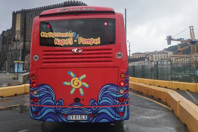 Devant le Maschio Angioino à Naples