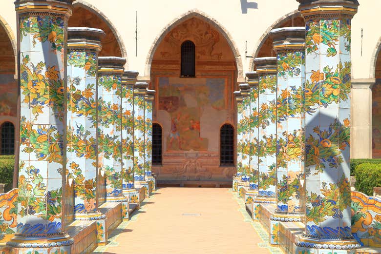 Piliers colorés du cloître de Santa Chiara