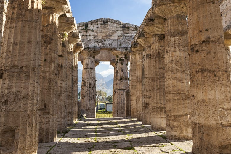 Admirez le temple de Neptune sur le site de Paestum
