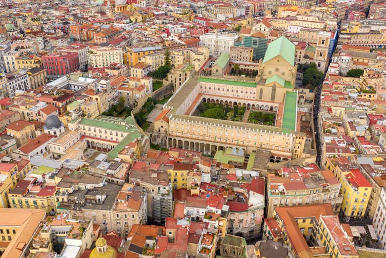 Vues aériennes sur la basilique de Santa Chiara
